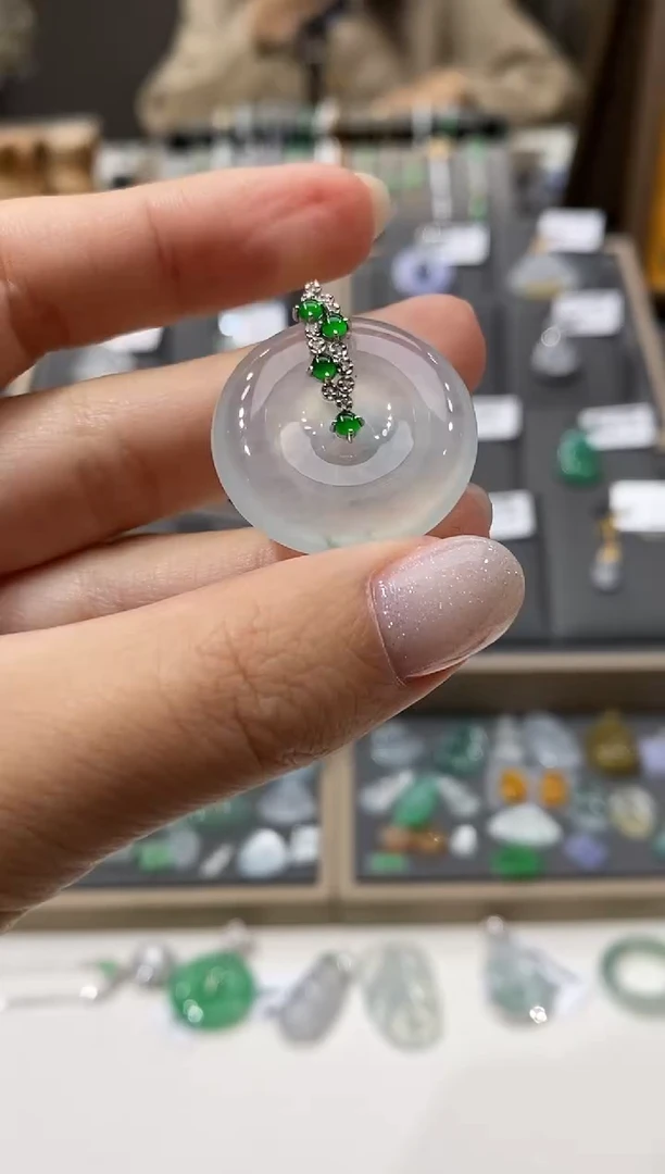 颈饰18K金镶嵌翡翠平安扣