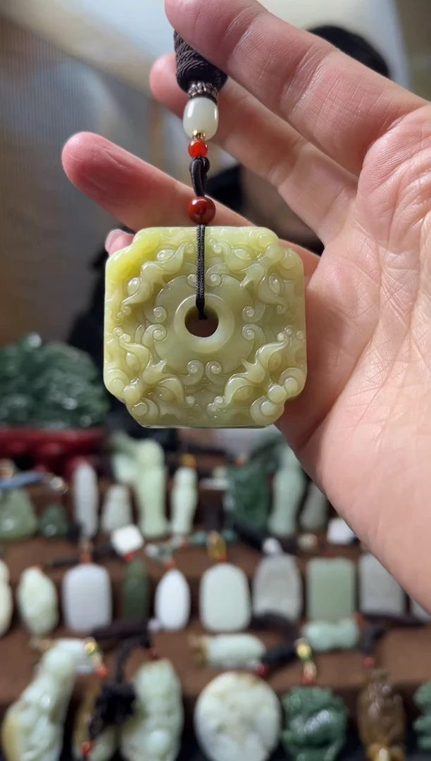 颈饰未镶嵌和田玉.