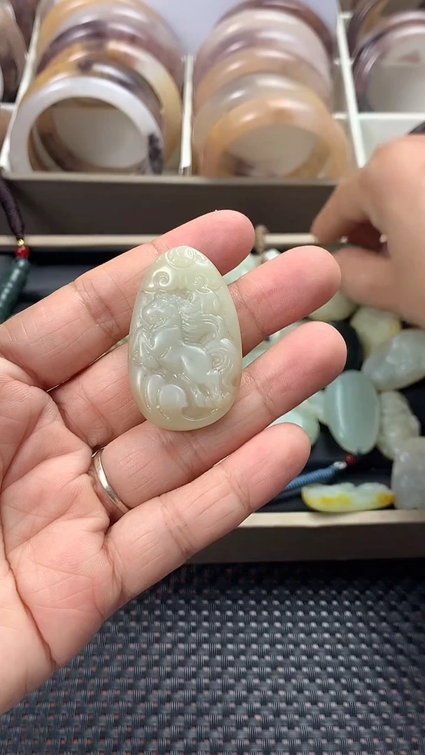 颈饰未镶嵌和田玉（多样性发一件）没有证书有瑕