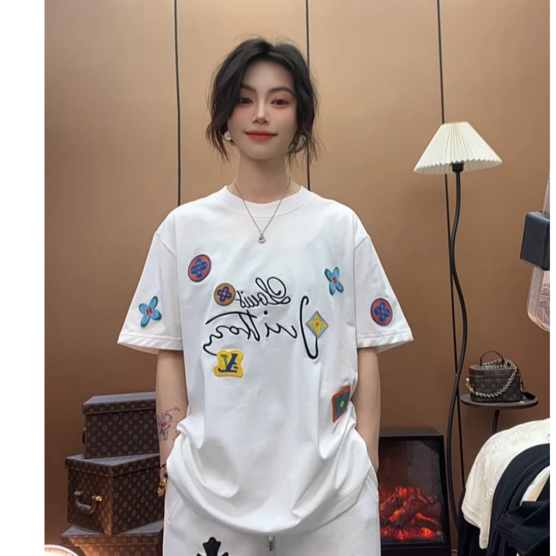 【周晚晚】2025夏季新款时尚轻奢百搭重工刺绣四叶草字母圆领T恤
