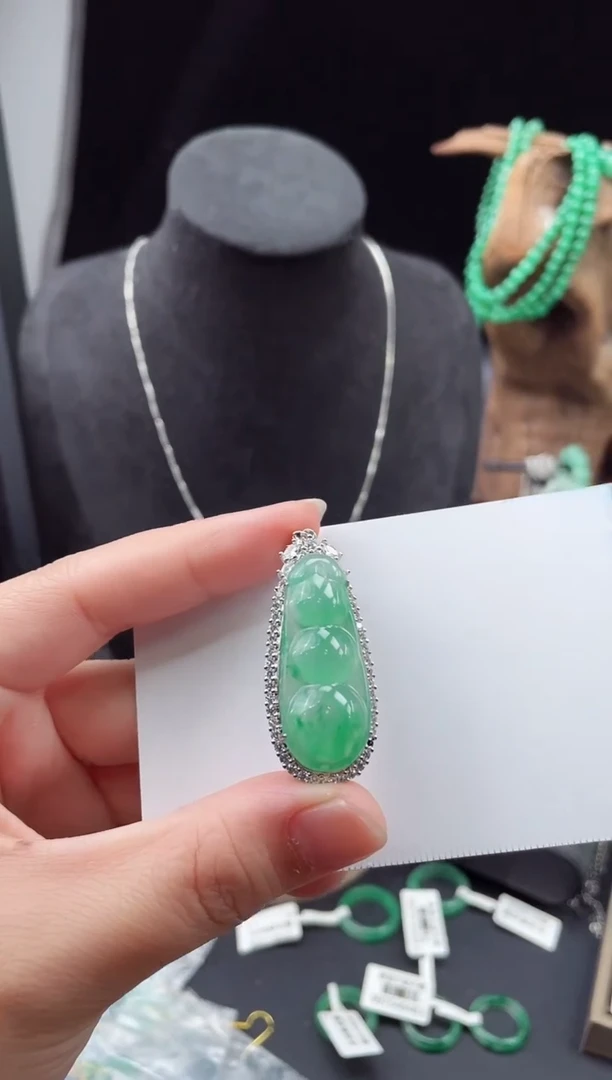 吊坠(赠链)合金石英质玉（非洲翠）16.88豆子