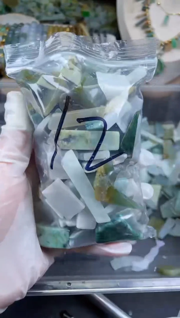 【闪购商品】翡翠颈饰未镶嵌天然翡翠边角中号500克12