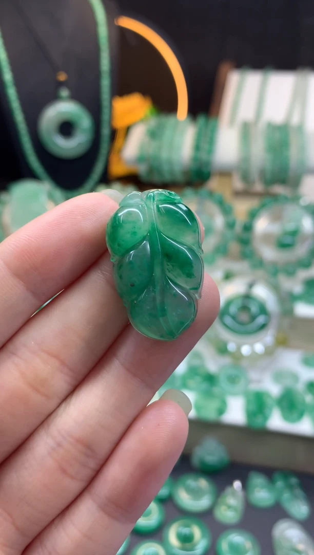 吊坠(不含链)未镶嵌石英质玉（非洲翠）金枝玉叶放漏