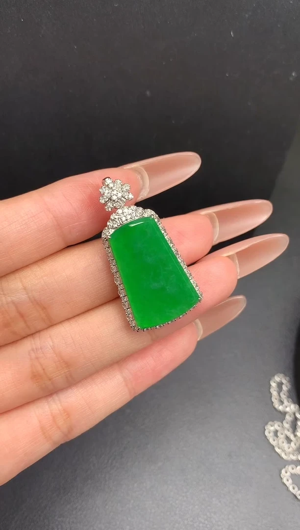 颈饰18K金镶嵌翡翠无事牌