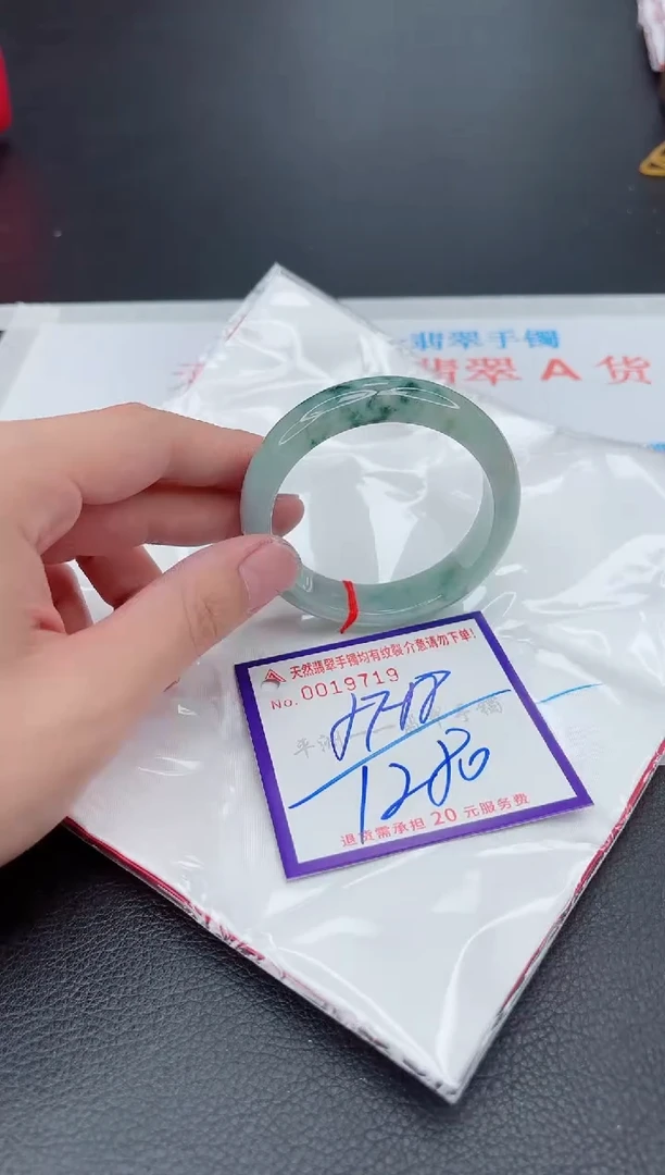 翡翠手镯未镶嵌1
