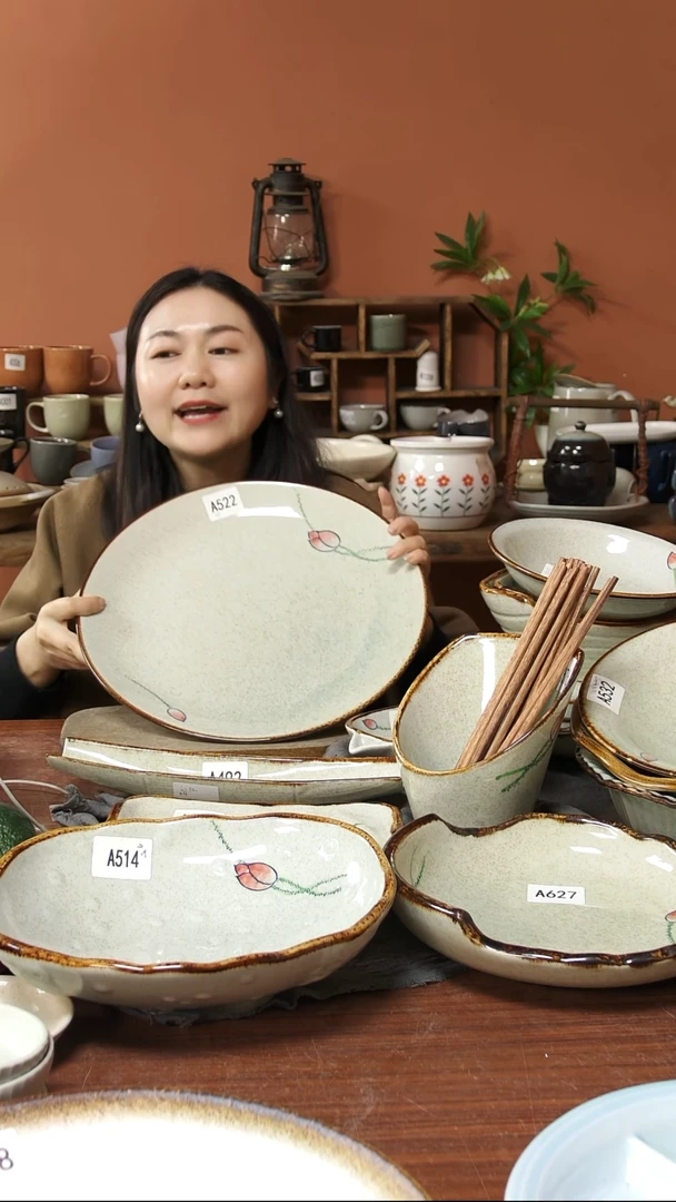 陶瓷A522 一只陶瓷手绘荷花黑点大盘36.*3可能微瑕