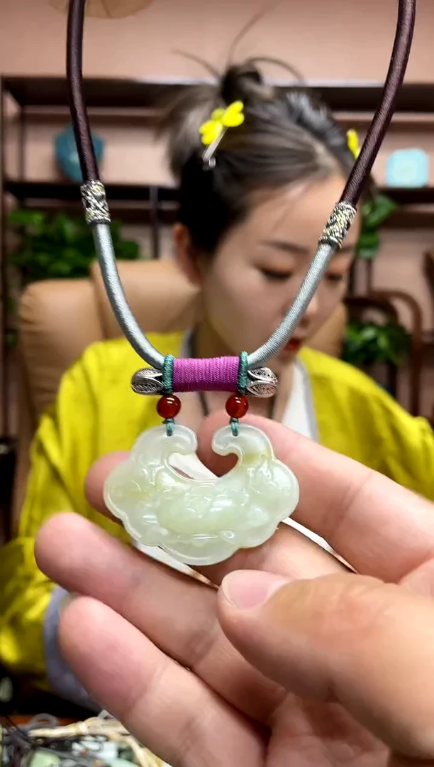 岫玉未镶嵌吊坠·