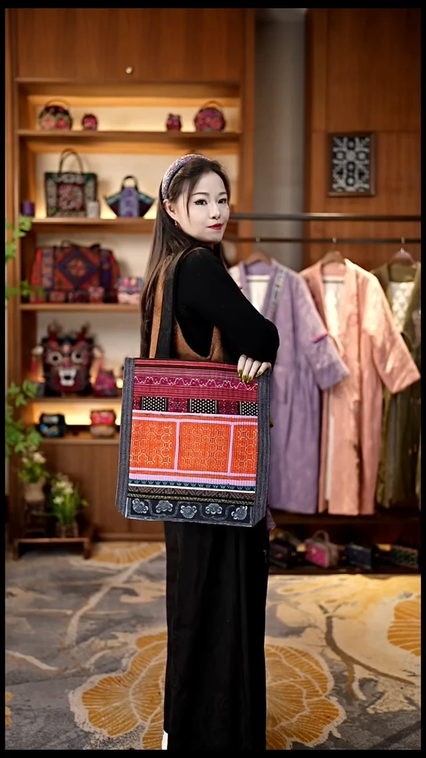 刺绣私人定制苗族手工包Z9507