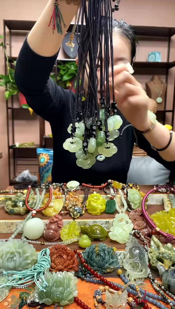 未镶嵌岫玉吊坠多样性发货发其中之一