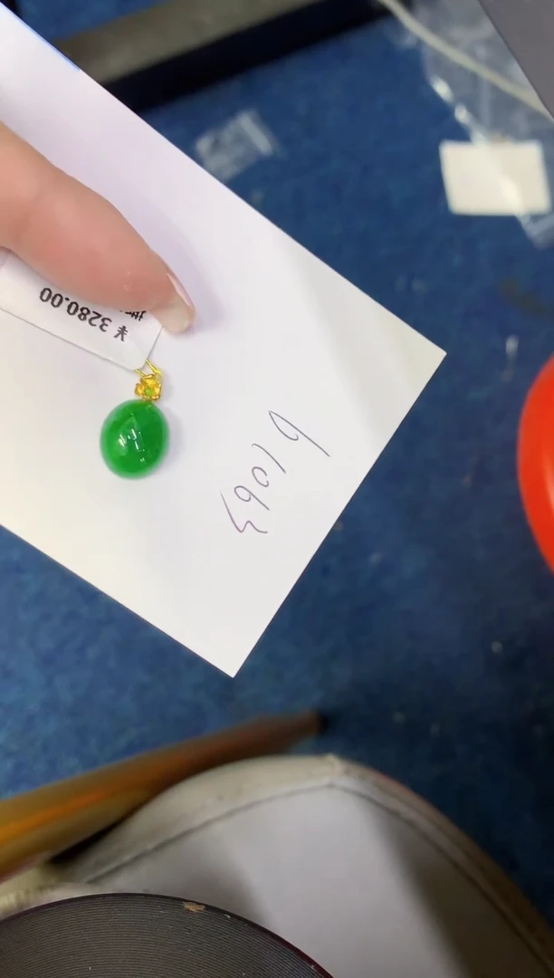 翡翠18K金镶嵌颈饰缅甸天然翡翠A货