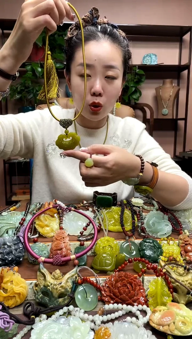 未镶嵌岫玉颈饰多样性发货发其中之一