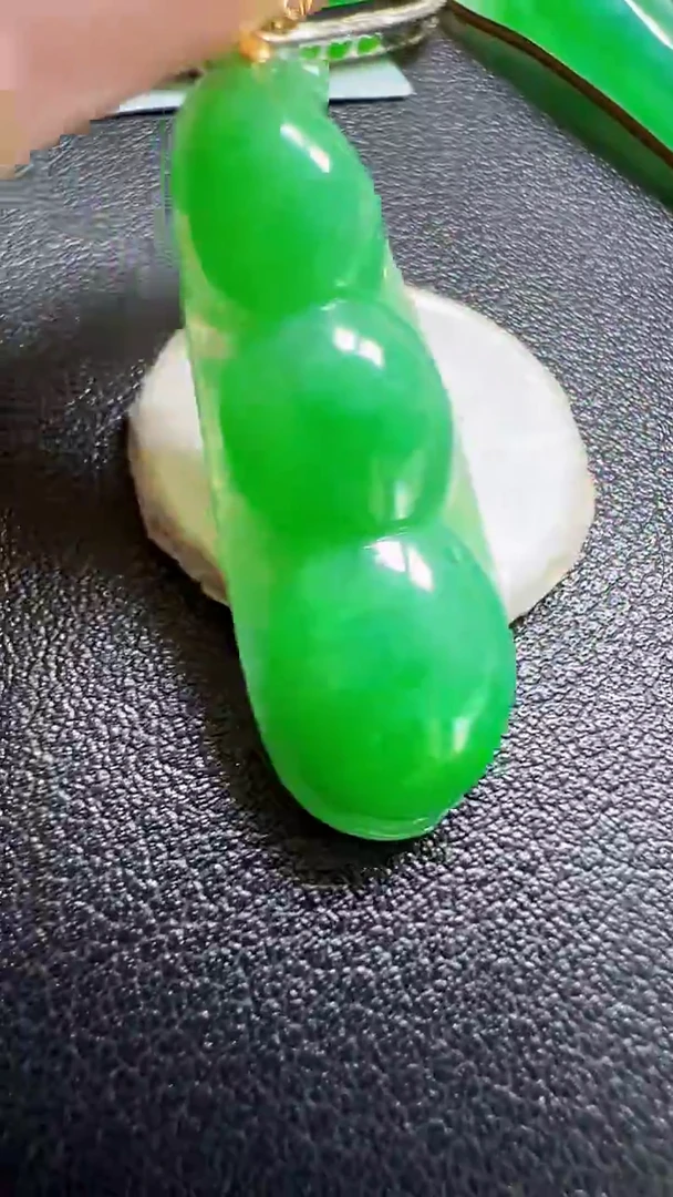 颈饰18K金镶嵌翡翠豆