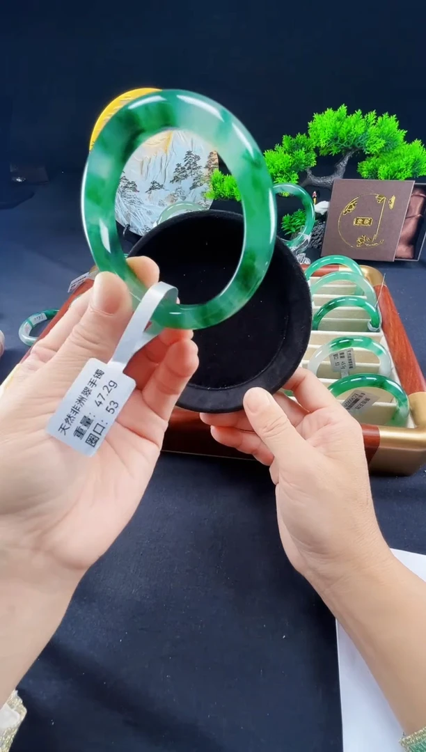 未镶嵌手镯石英质玉（非洲翠）手镯