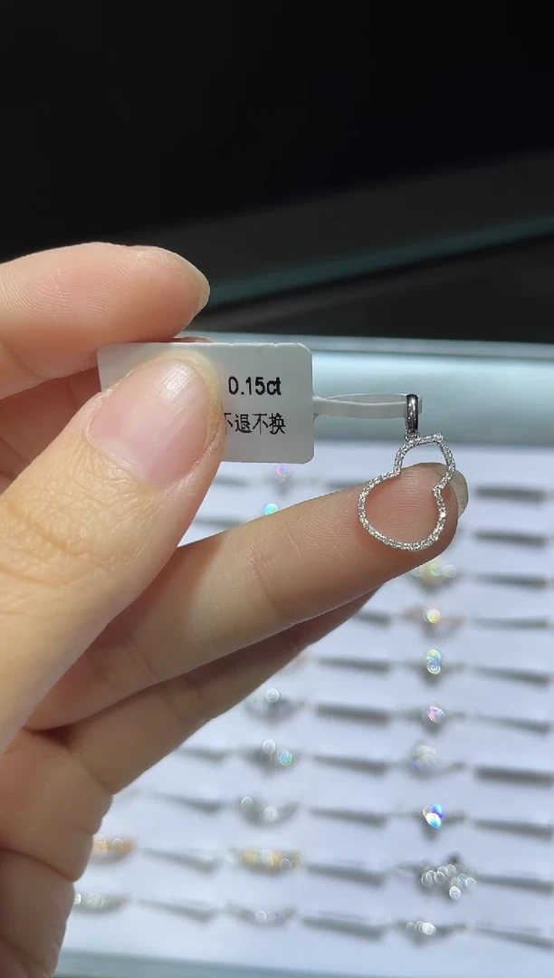 颈饰18K金镶嵌钻石吊坠