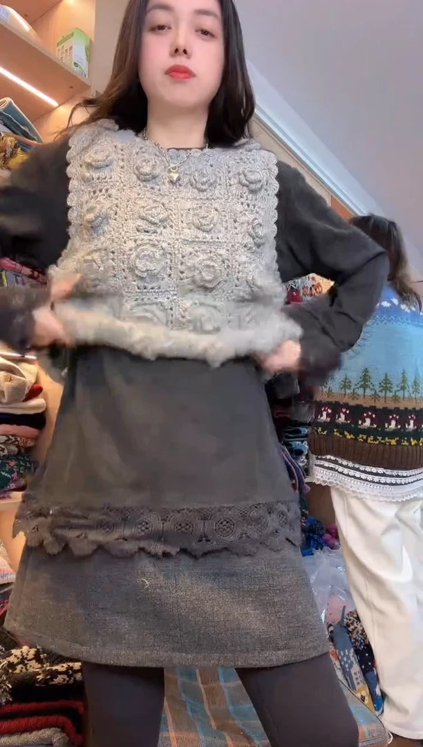 羊毛浅灰色立体山茶花马甲