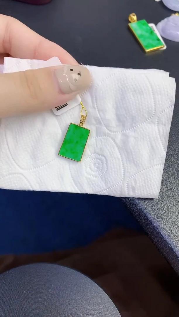 颈饰18K金镶嵌翡翠缅甸天然翡翠A货