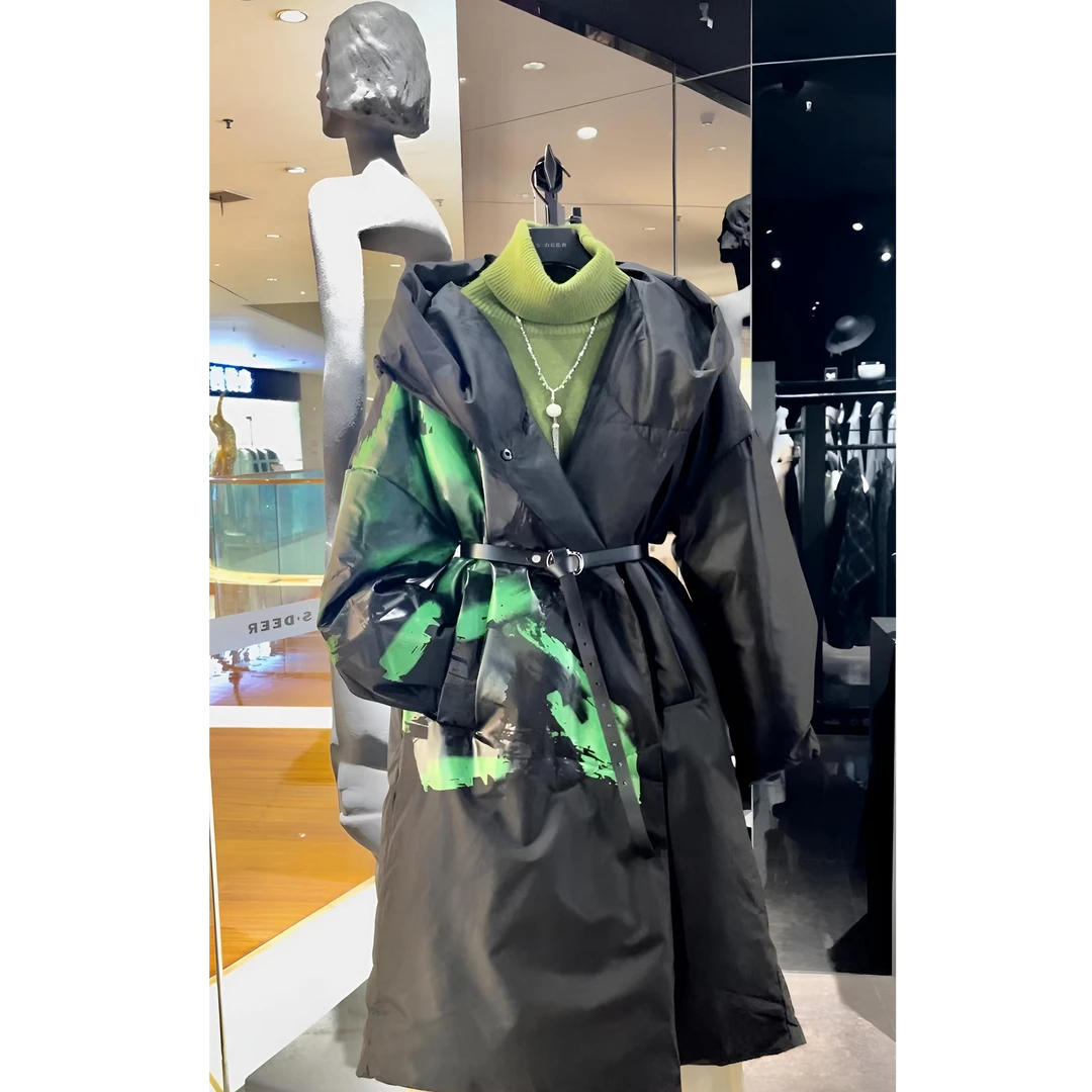 sdeer圣迪奥女装时尚休闲连帽撞色胶印长款黑色羽绒服S21482495