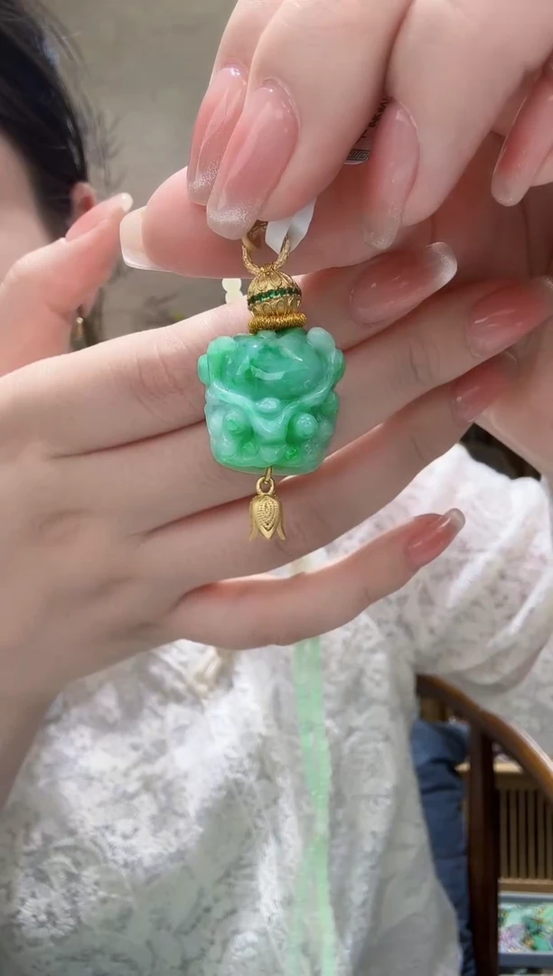 翡翠未镶嵌颈饰吊坠