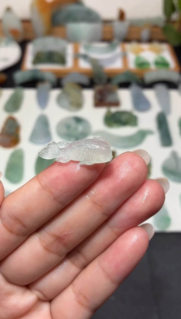 未镶嵌定制翡翠小鱼