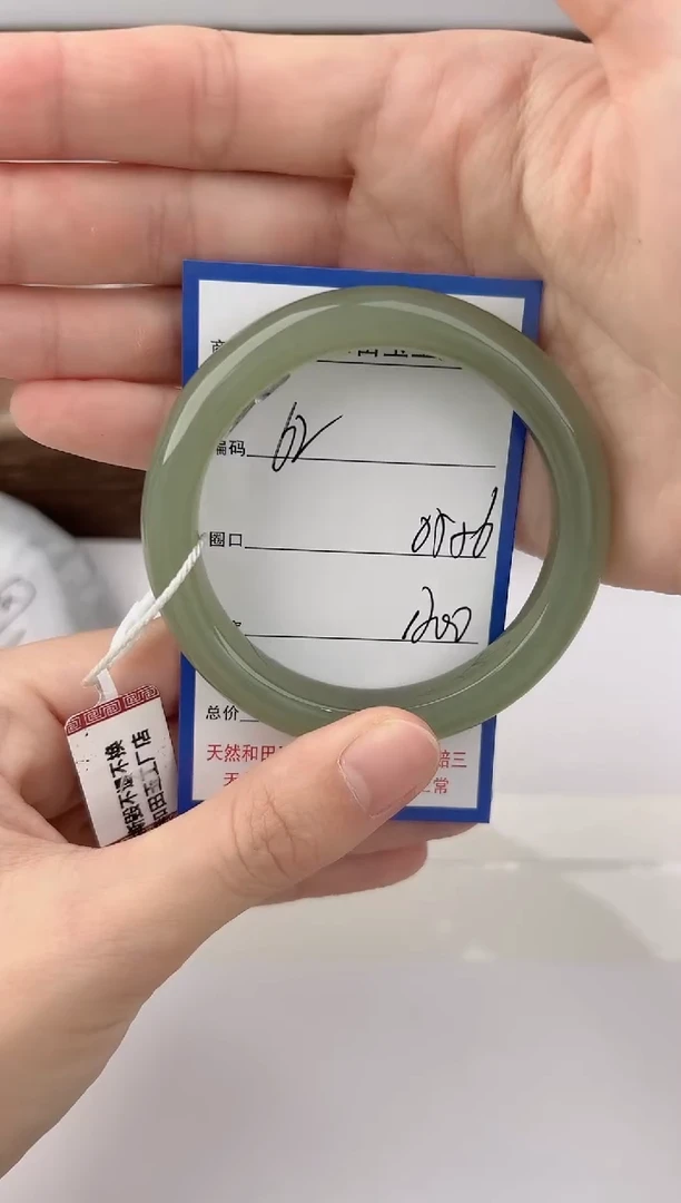 未镶嵌手镯和田玉62颜色微差无瑕疵