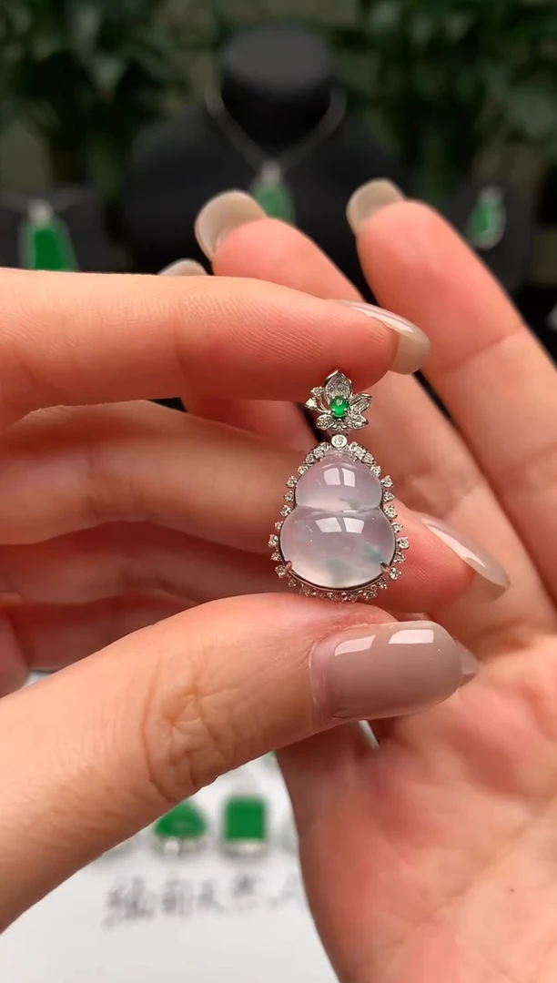 翡翠18K金镶嵌颈饰葫芦