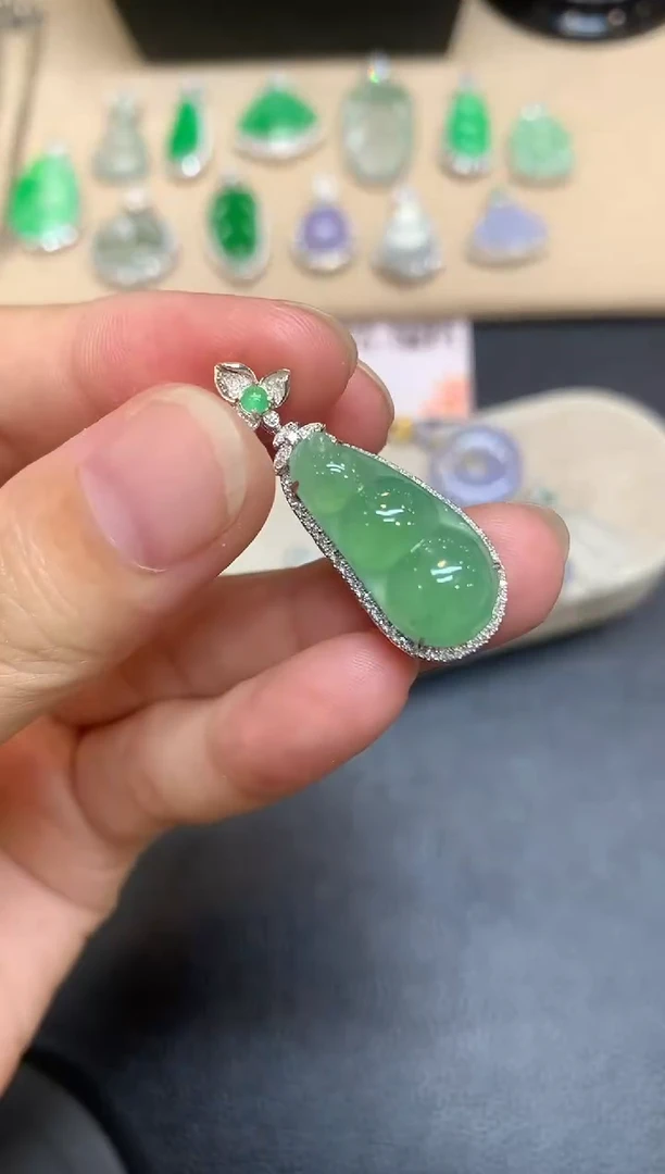 颈饰18K金镶嵌翡翠福豆【无服务费