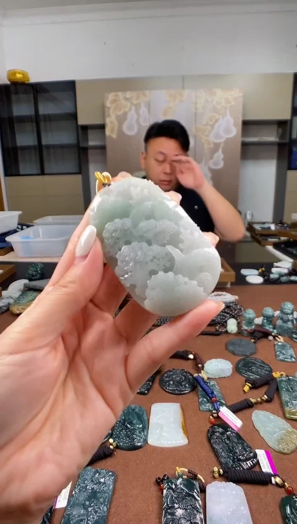 颈饰未镶嵌翡翠 多样性发其一