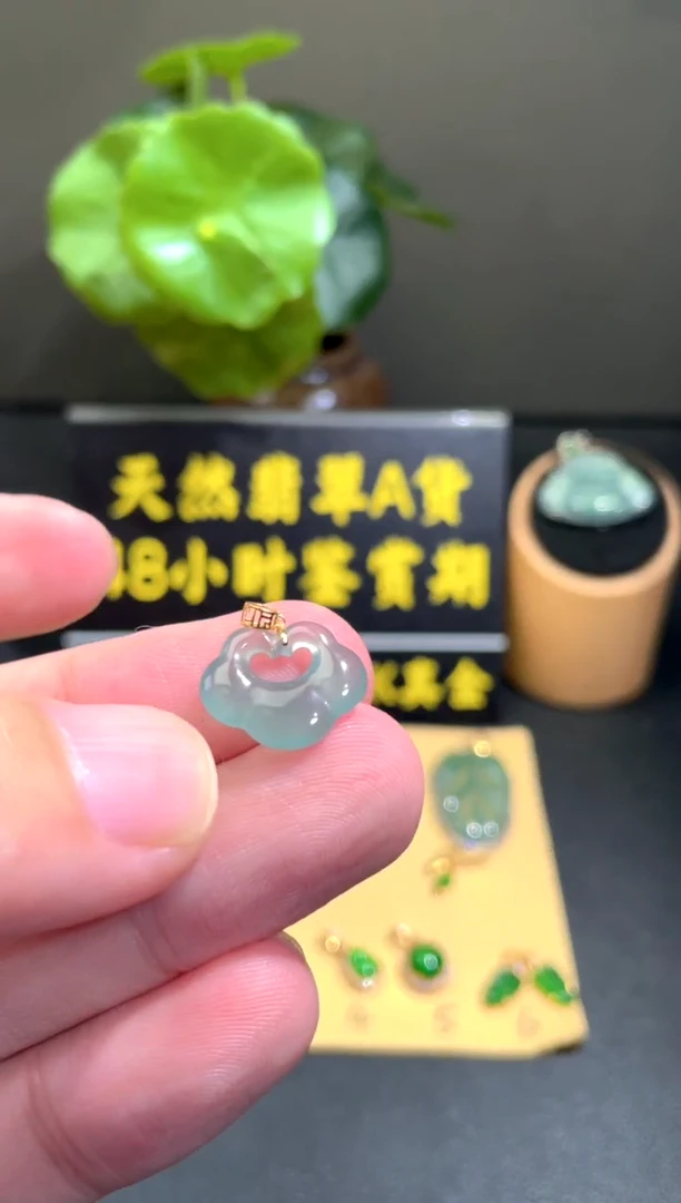 颈饰18K金镶嵌翡翠翡翠A货