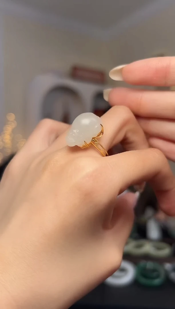 颈饰18K金镶嵌和田玉17mm 貔貅