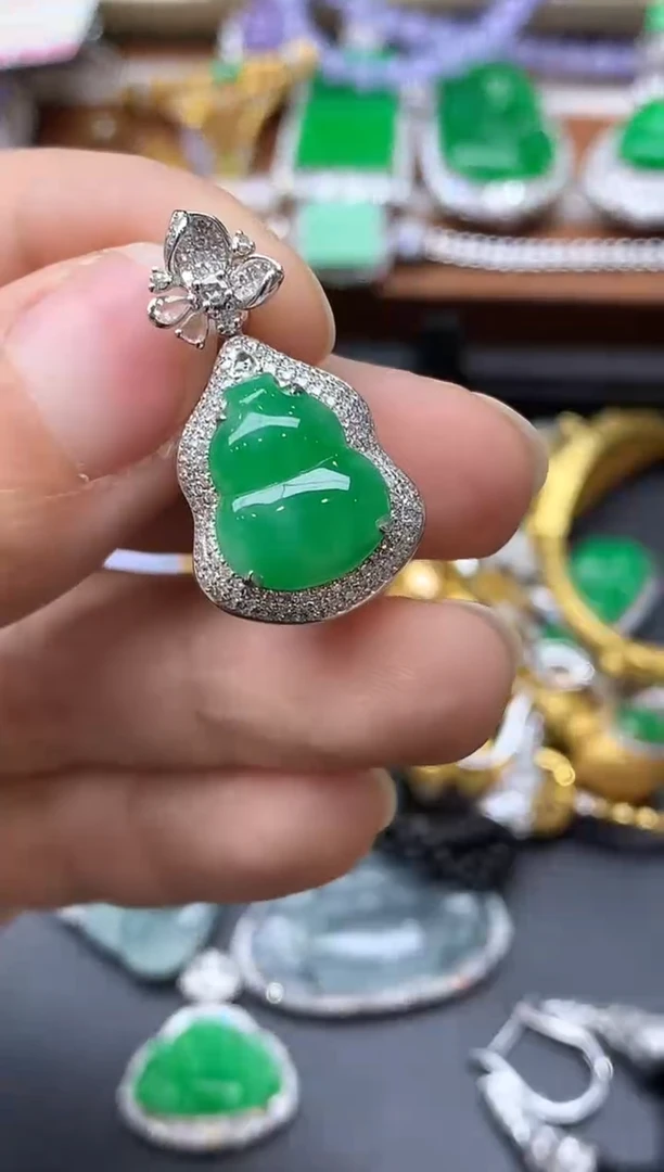 颈饰18K金镶嵌翡翠692-中国好珍宝