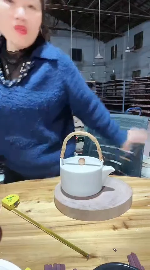 陶瑕疵色差白色提梁壶