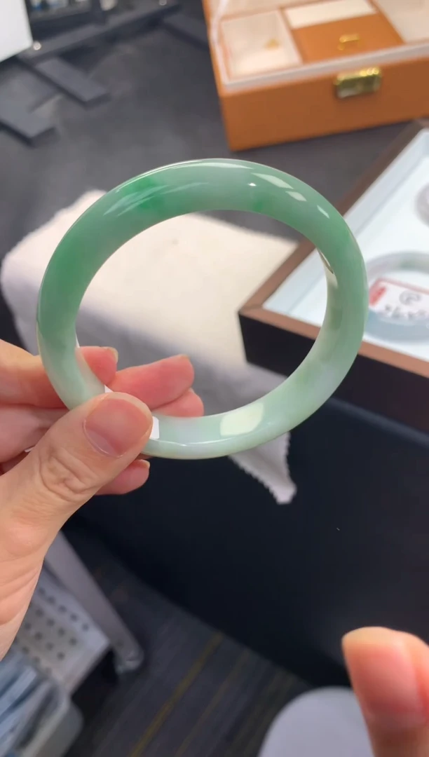 翡翠手镯未镶嵌