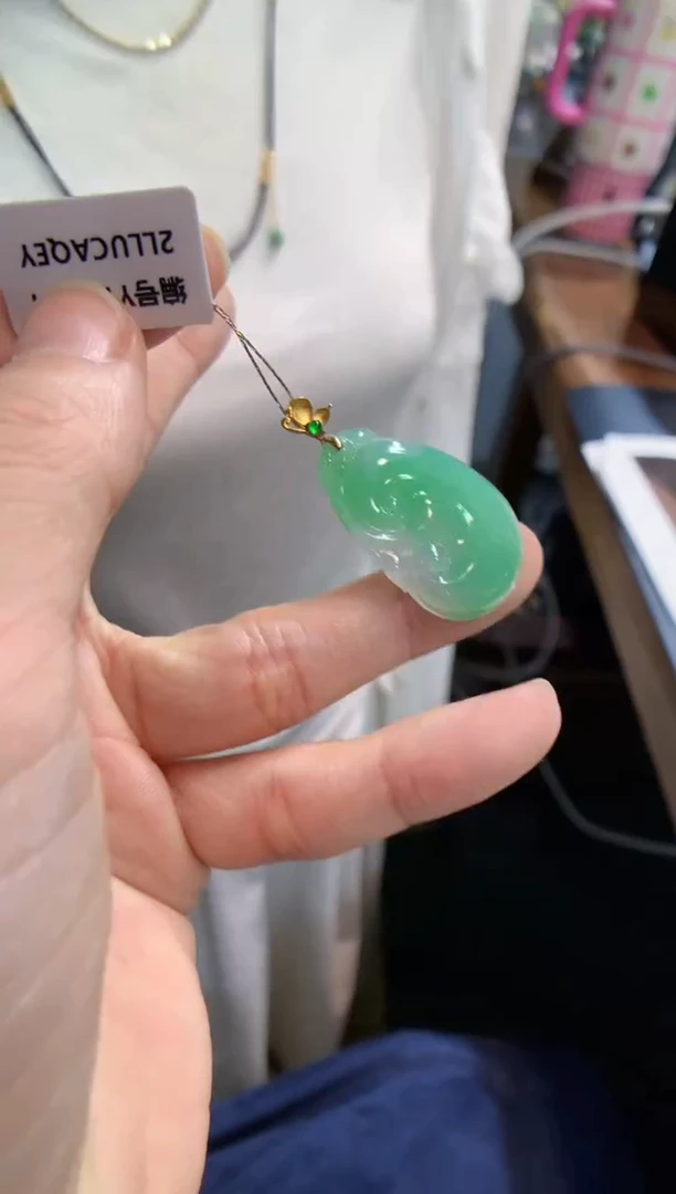 颈饰18K金镶嵌翡翠如意