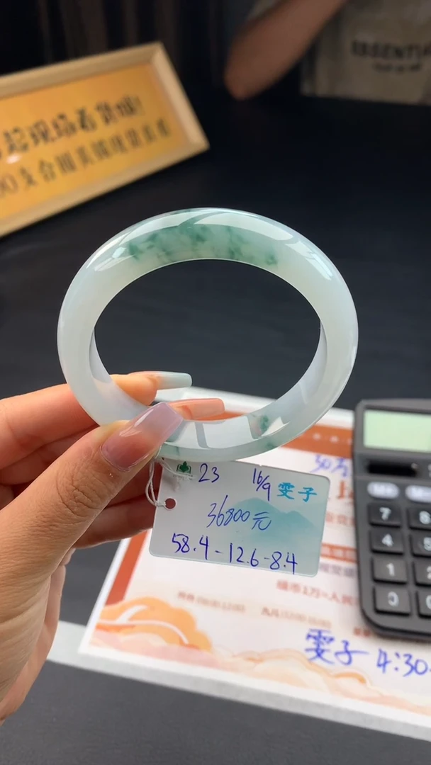 未镶嵌手镯翡翠自带#送人#，联系客服核对地址~