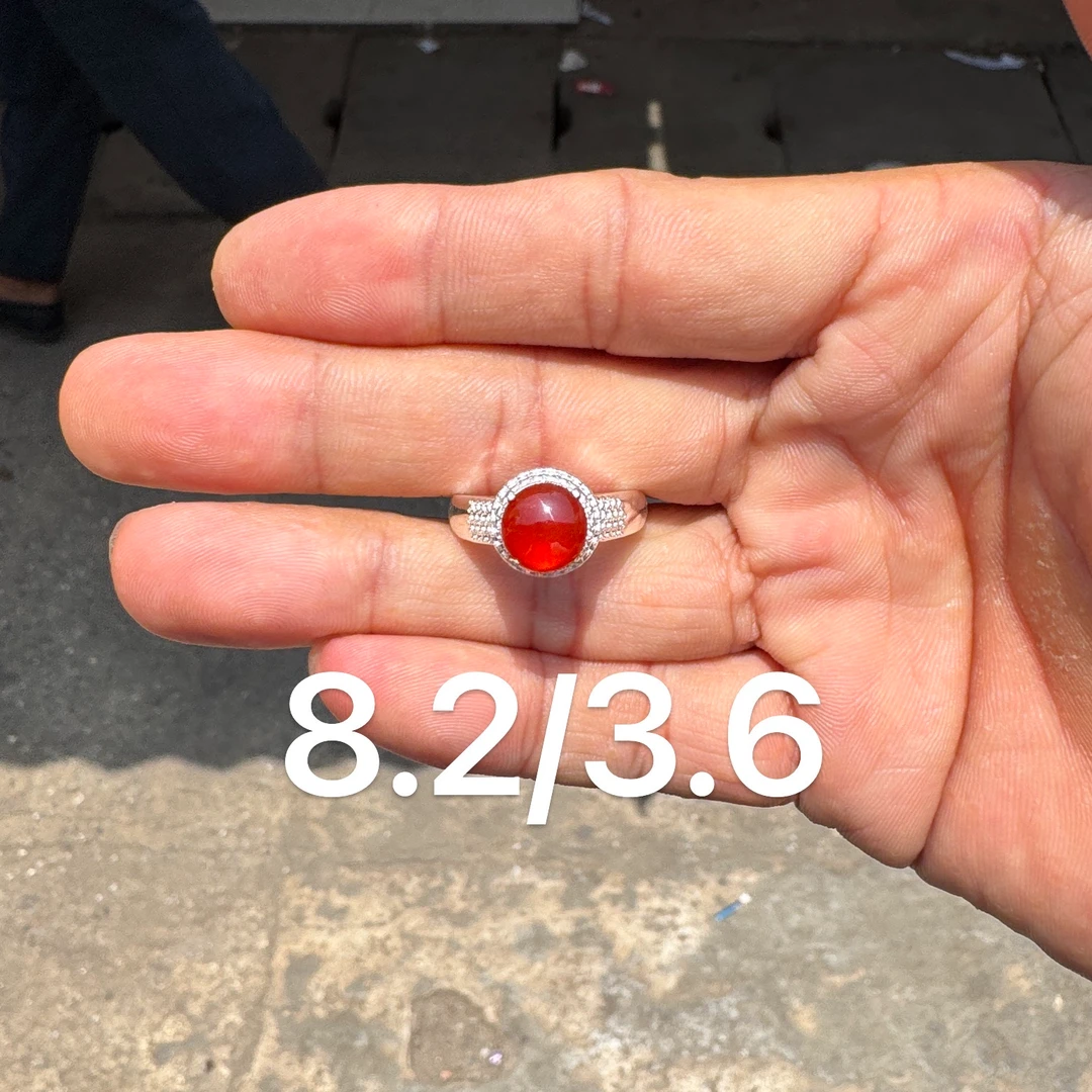0701(小哪吒在源头)高冰种翡翠正圆鸽血红戒面干净杠味荧光足M25