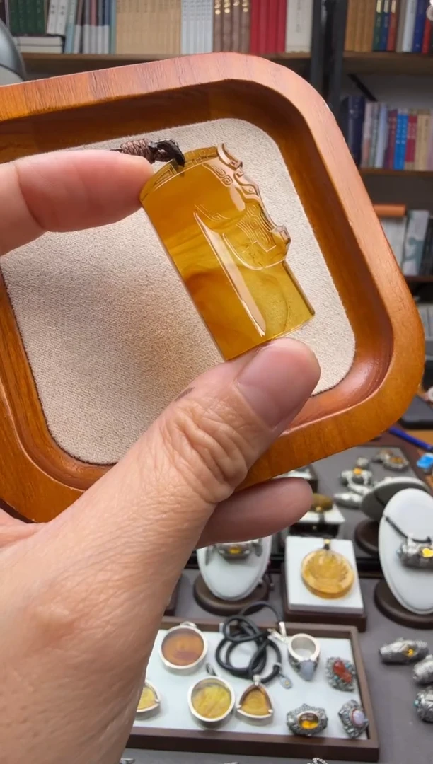 未镶嵌颈饰琥珀马牌吊坠