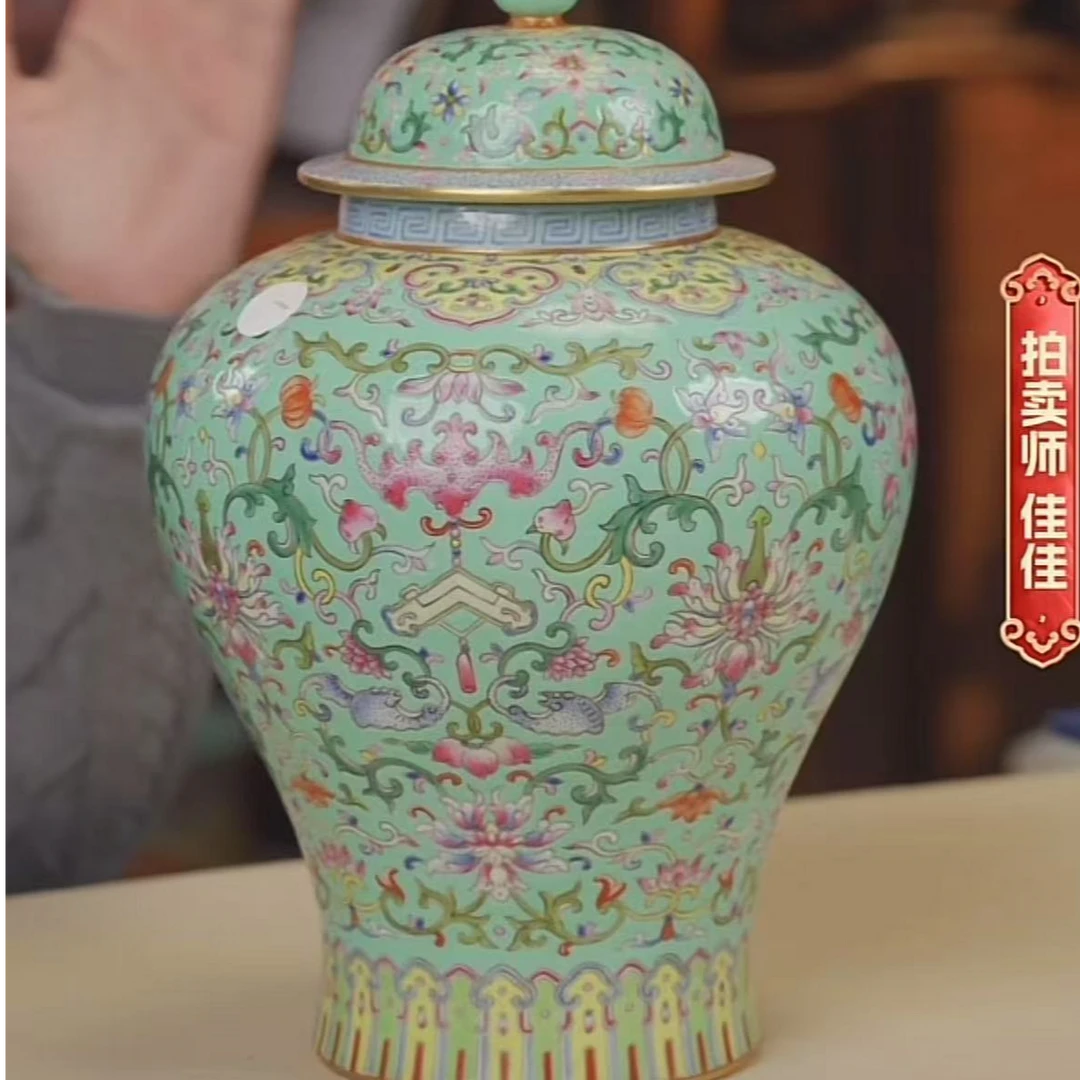 国呈拍卖古董瓷器一对