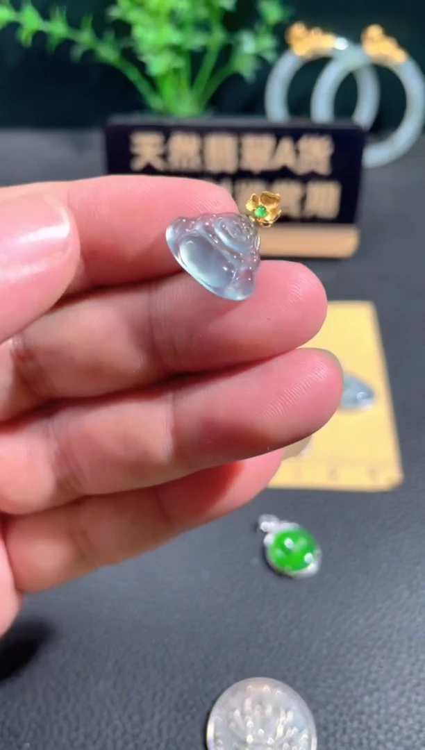 翡翠18K金镶嵌颈饰翡翠