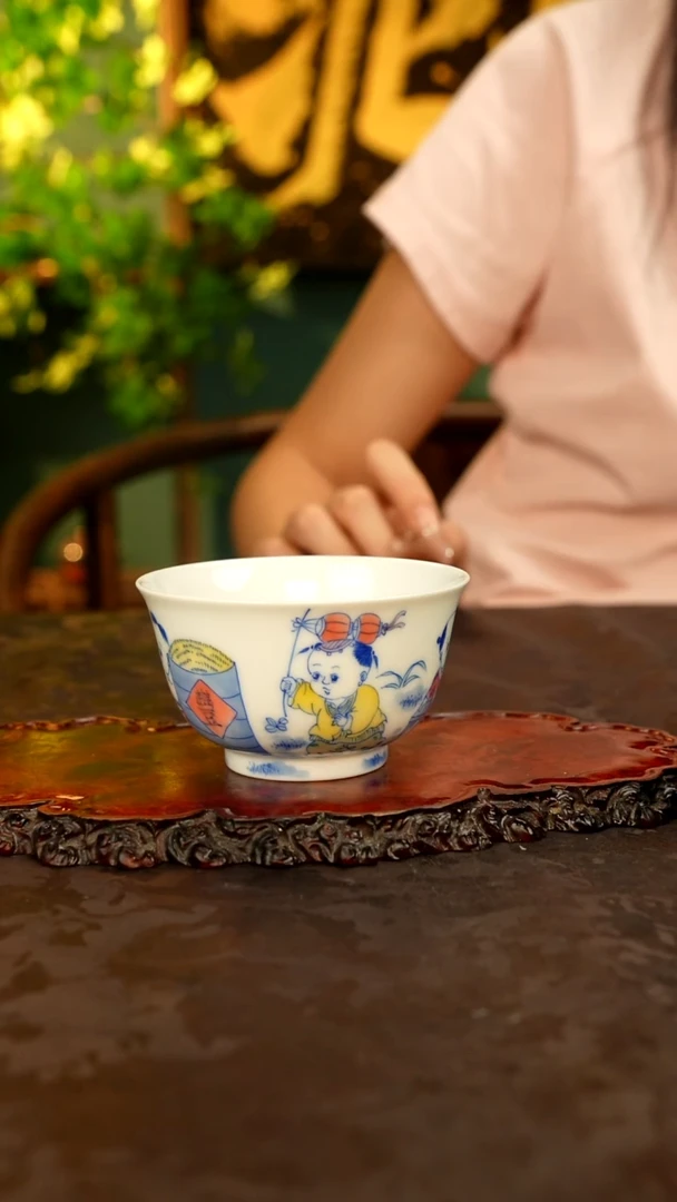 青花手绘童子主人杯