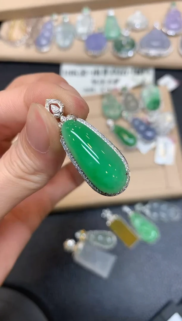 【闪购商品】翡翠颈饰18K金镶嵌福瓜【无服务费