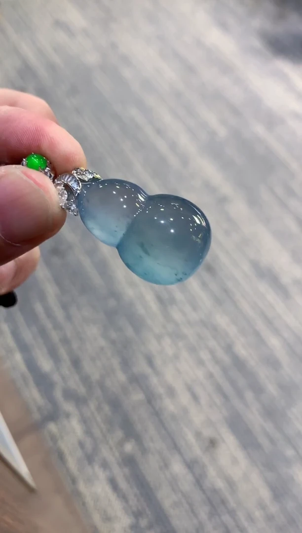 颈饰未镶嵌翡翠。*毛