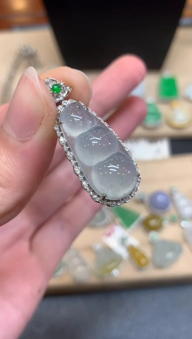 翡翠18K金镶嵌颈饰福豆【无服务费】