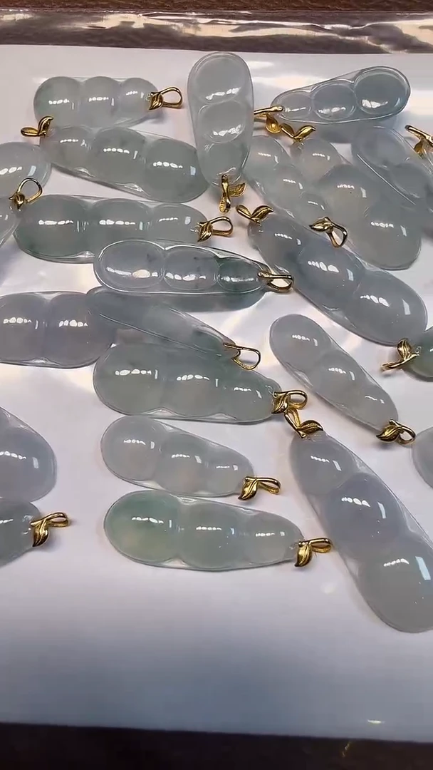 颈饰18K金镶嵌翡翠四季平安豆吊坠（多样性）