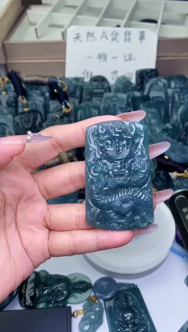 颈饰未镶嵌翡翠