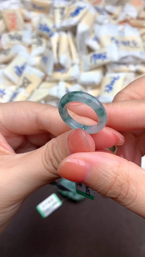 翡翠挂件未镶嵌13圈