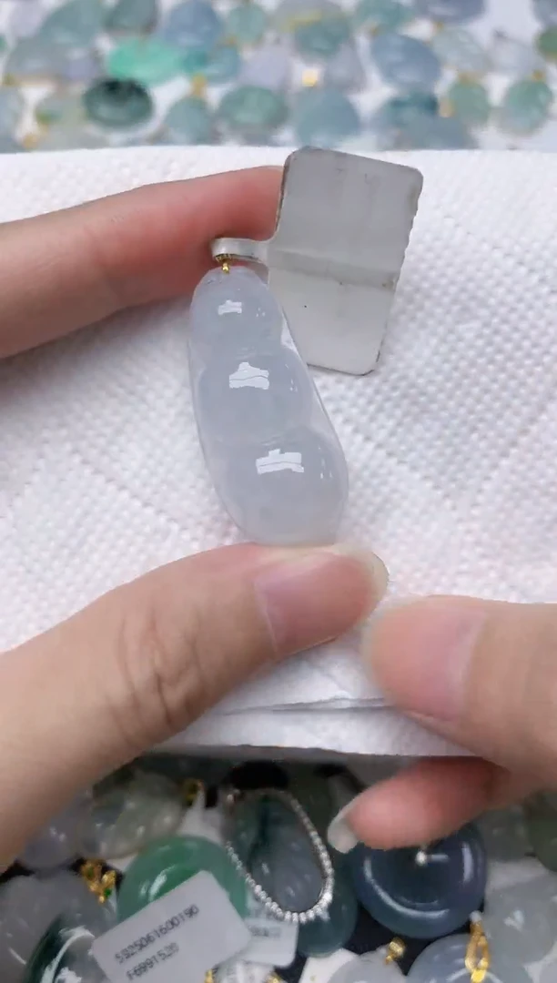 颈饰18K金镶嵌翡翠天然A货翡翠