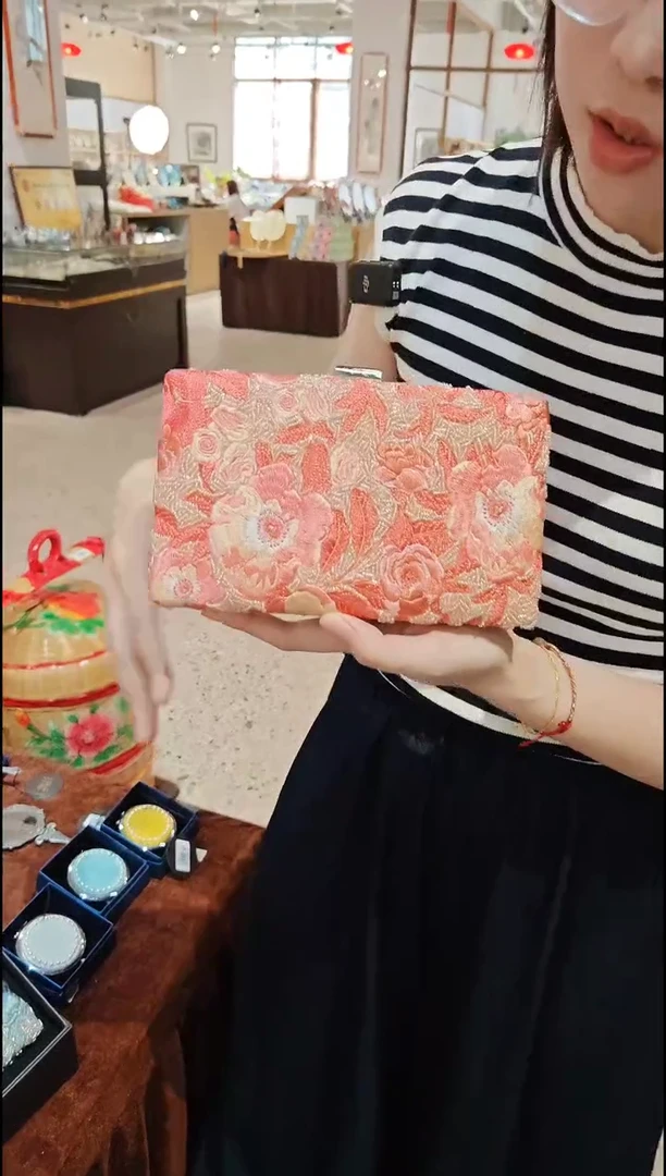 织绣百师园雅姿娘珠绣包-西瓜红