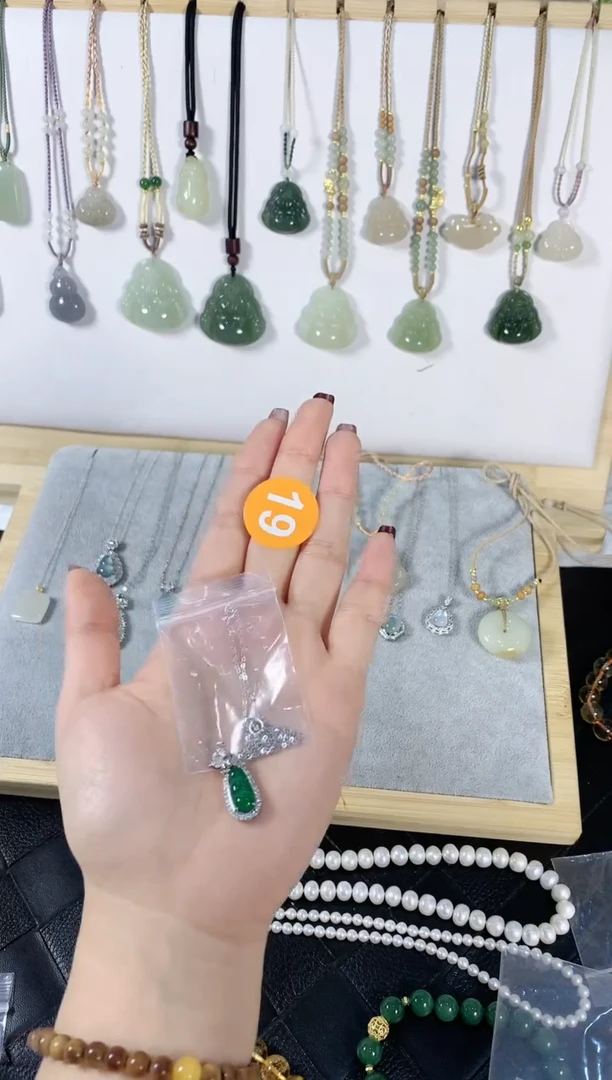 【闪购商品】翡翠颈饰未镶嵌豆子4