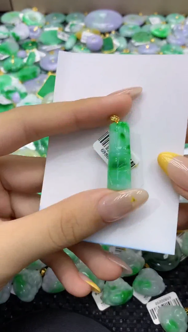 颈饰18K金镶嵌翡翠天然缅甸翡翠A货