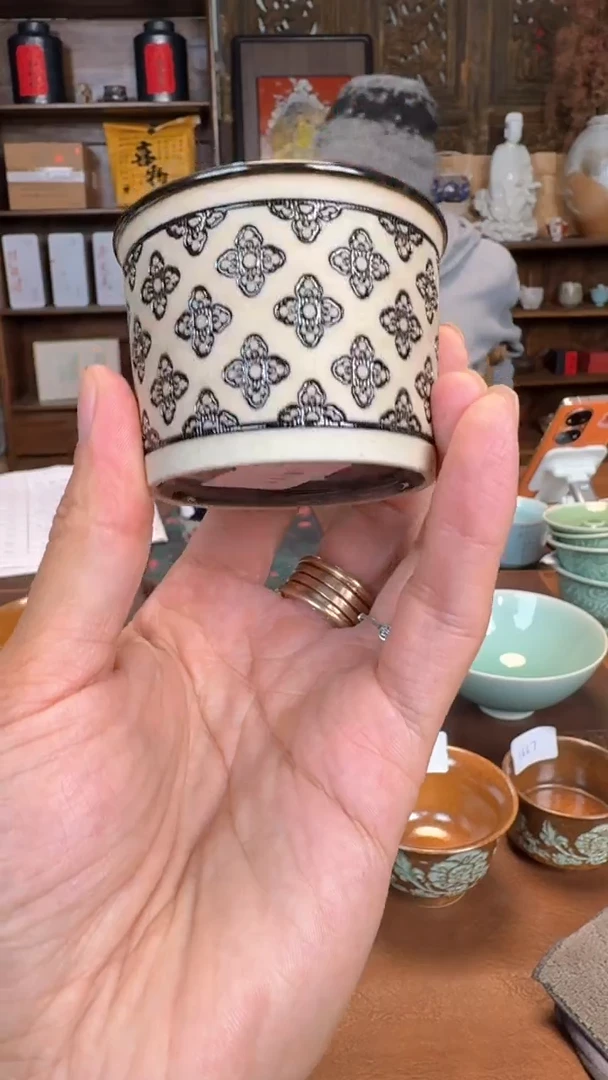 【闪购商品】瓷片@@乌金釉窗花支臂杯（小号）1686